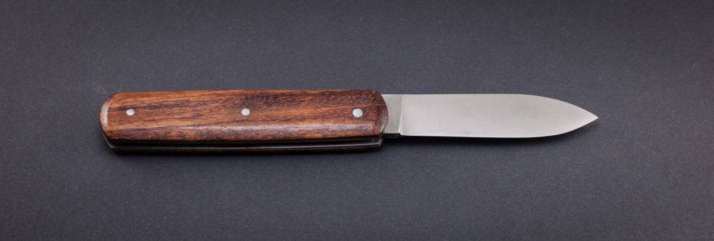 couteau de poche pliant artisanal cran plat, manche bois exotique, lame pointe centrée acier carbone (modèle pugnace)