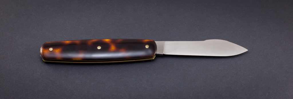 couteau de poche pliant artisanal cran plat, manche acétate de cellulose (tortue), lame pointe centrée inox (modèle onglet nogentais)