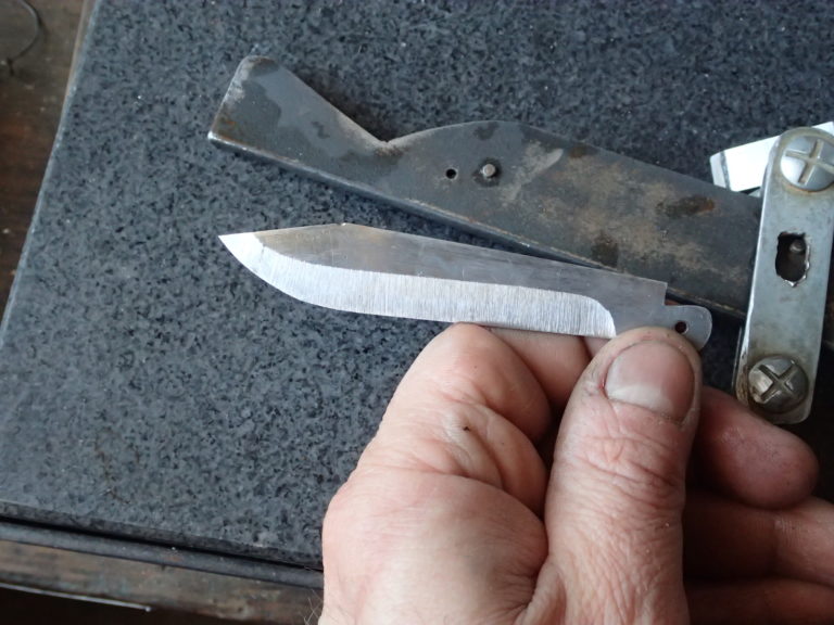 artisan coutelier - fabrication de couteau : émouture de lame de couteau de poche pliant