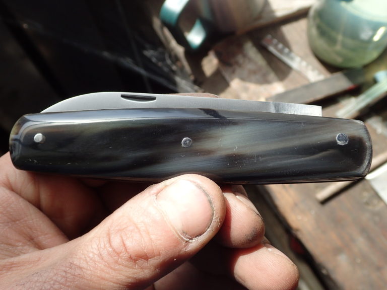 artisan coutelier - fabrication de couteau : polissage d'un manche en corne