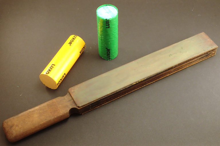 artisan coutelier - entretien des couteaux : raquette / strope cuir d'affûtage
