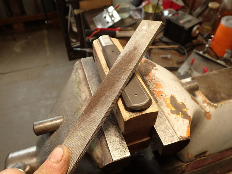 artisan coutelier - outils de coutellerie : étau
