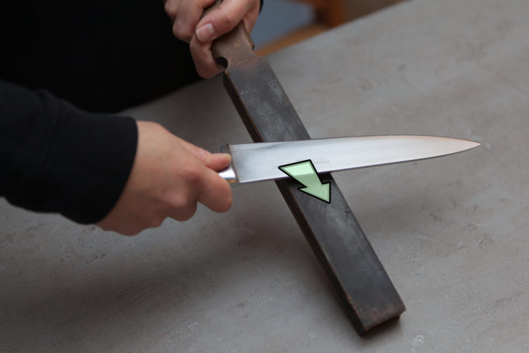 artisan coutelier - entretien des couteaux : affûtage de couteau au cuir
