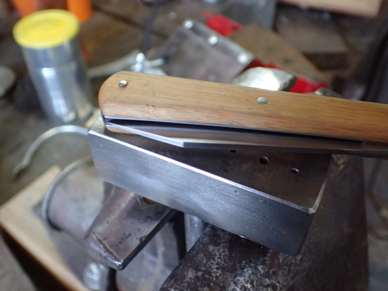 artisan coutelier - fabrication de couteau :  rivetage de couteau pliant