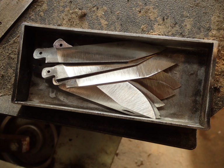 artisan coutelier - fabrication de couteau :  lames de couteaux pliants émouture