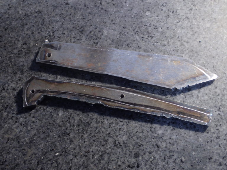 artisan coutelier - fabrication de couteau : perçage et traçage acier