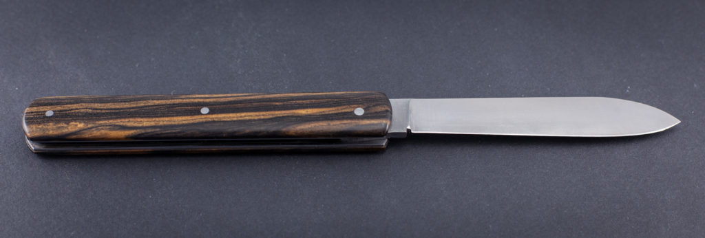 couteau de poche pliant artisanal cran plat, manche ébène royal du Laos, lame pointe centrée inox (modèle pilum)