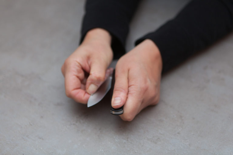 artisan coutelier -fiches pratiques coutellerie : ouvrir un couteau de poche pliant