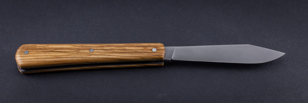 couteau de poche pliant artisanal cran plat, manche olivier, lame acier carbone (modèle miam-miam)