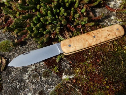 couteau de poche pliant artisanal cran plat, manche bouleau de Carélie, lame pointe centrée inox (modèle pugnace)