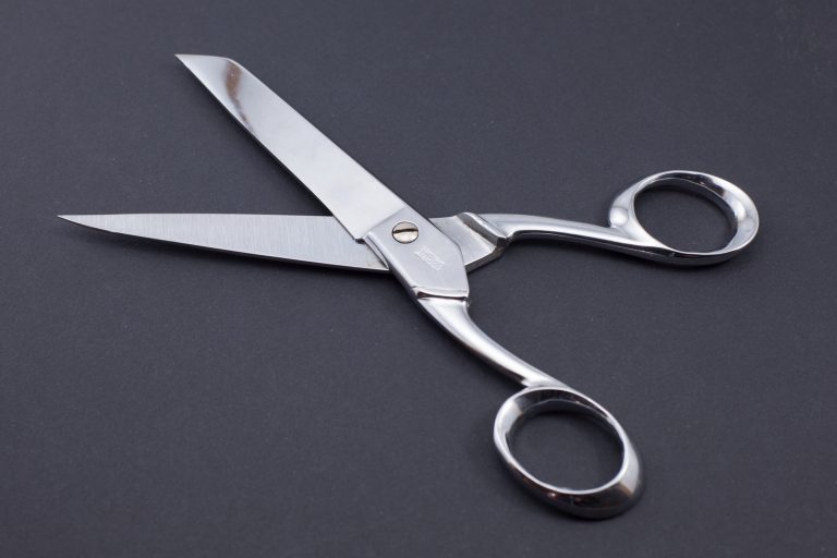 artisan coutelier - lexique de coutellerie : ciseaux pour gaucher fabriqués à Nogent, anneaux et lames inversés
